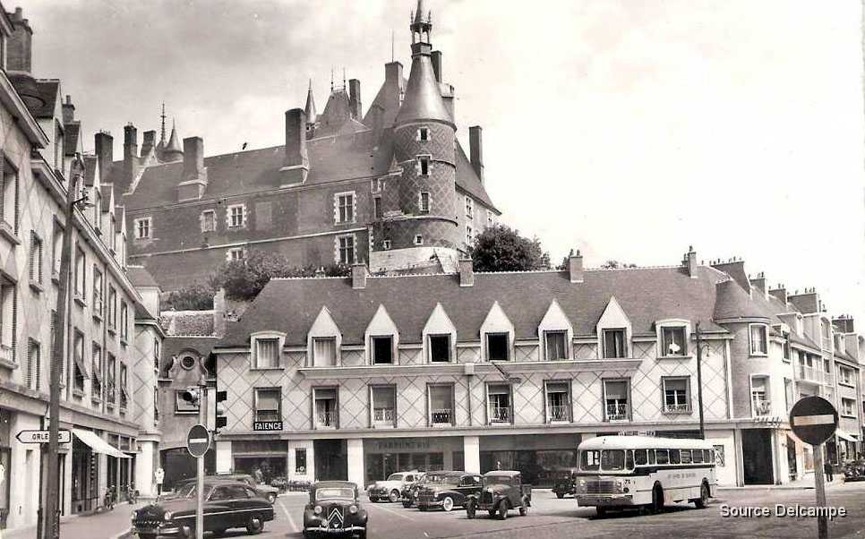 45 Gien La Place et le Chateau.jpg
